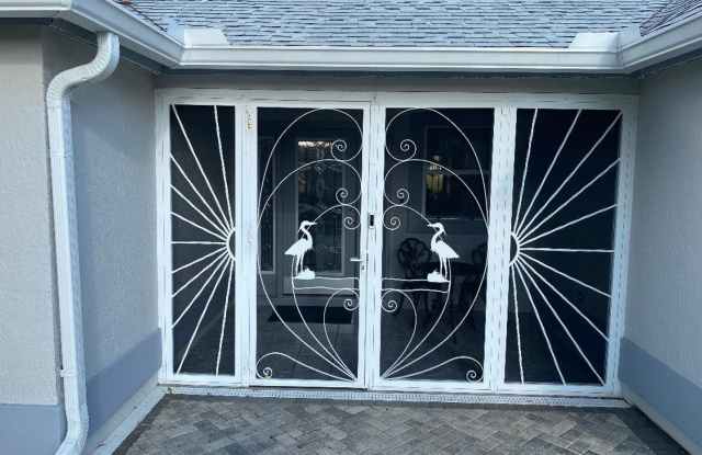 Spectacular ANNUAL LEASE or SEASONAL RENTAL, Fully Furnished/Turnkey Home on a Golf Course with Lake Views Gallery 3