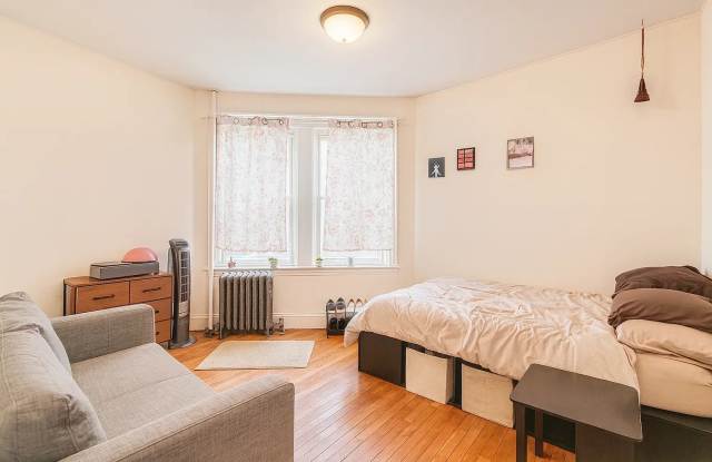 Fantastic 4-bed, 1.5 bath Unit in Brookline Gallery 3