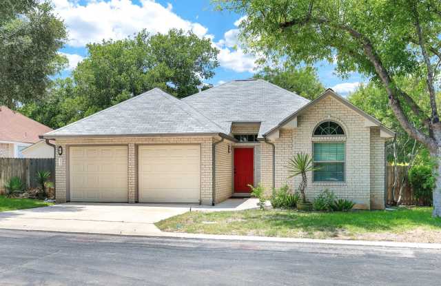 Serene Oasis: Stunning Backyard and Prime Location photos photos