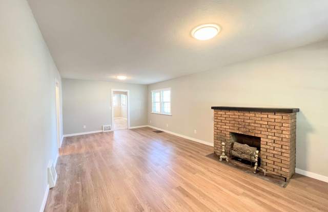 2 bedroom home with two car garage Gallery 4