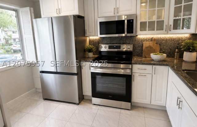 3591 Inverrary Dr Gallery 1