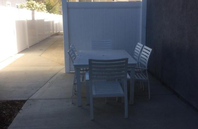 19143 Archwood St. Gallery 3