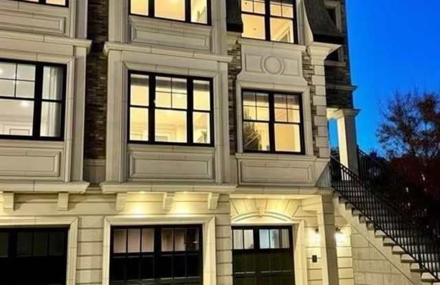 10 Marquis Court - 10 Marquis Court, Edgewater, NJ 07020