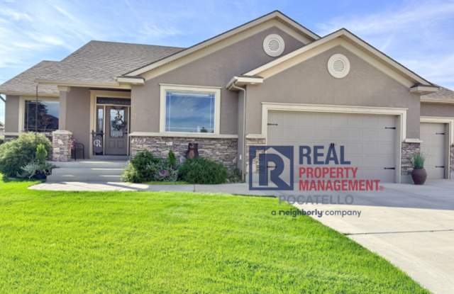 4 bedroom 3 bath house - 3 car garage - Fully fenced in yard Gallery 3