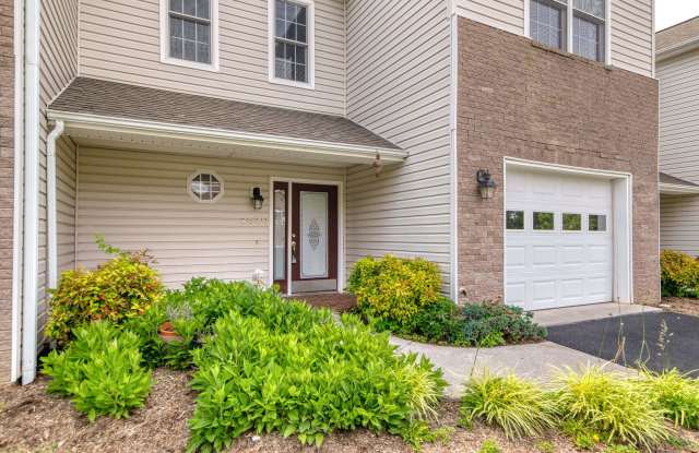 3 bed/2 1/2 Bath. Pet Friendly, Pool, photos photos