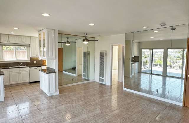 Charming 2+1 PDR hills home w/ large lot. Jacuzzi, decks, fireplace, view, walk to the beach! photos photos