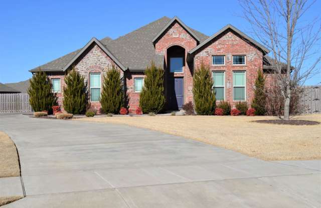 Gorgeous custom home with heated pool - 6200 South 57th Street, Rogers, AR 72758
