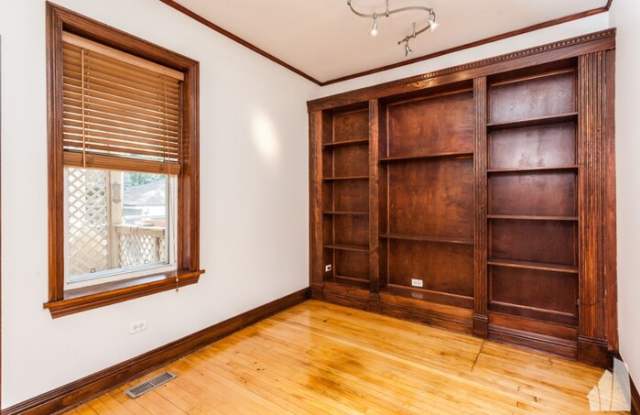 5718 North Glenwood Avenue Gallery 4
