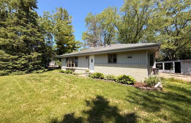 3 Bed/1 Bath Home with Garage Parking!! photos photos
