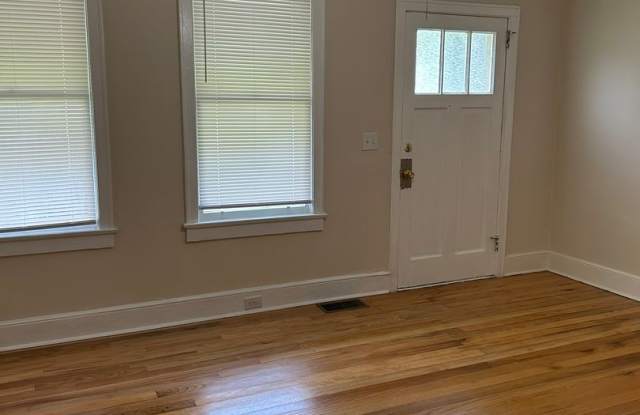 2 Bedroom House off of Rosewood Available Now Gallery 4