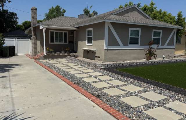 Lovely 3 Bedroom House w/ Finished Garage photos photos