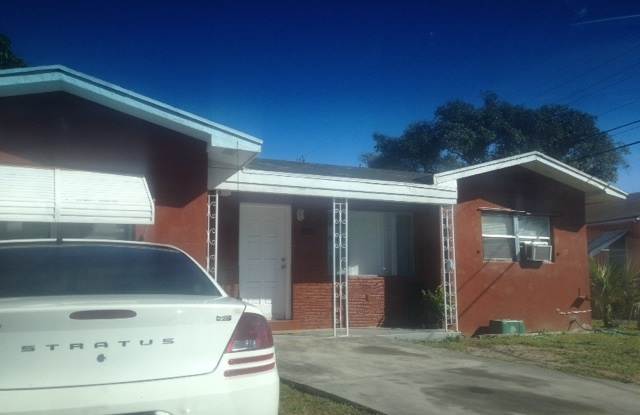 Large 3-2 house in Dania photos photos Large 3-2 house in Dania photos photos