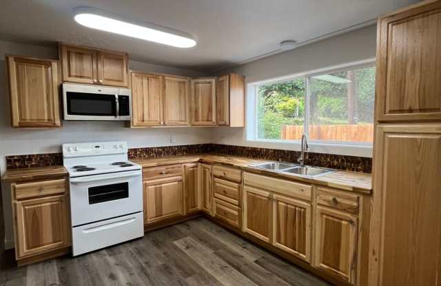 3-Bedroom 1-bathroom apartment in Creswell! photos photos