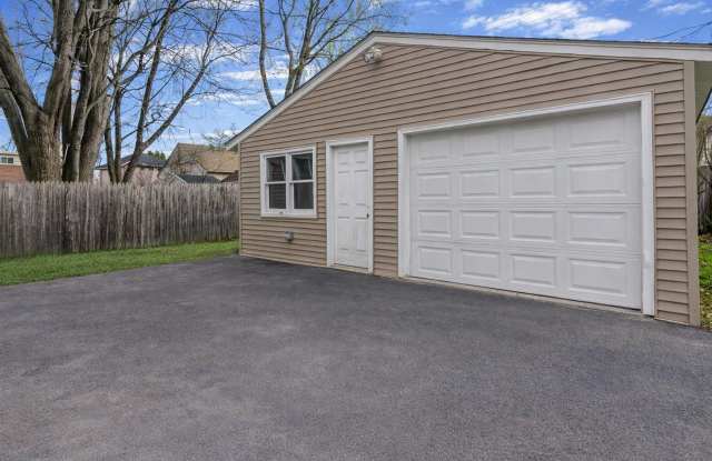 Rare 4 Bedroom/ 2 Bathroom Single Family Home- Pet Friendly- Garage! Gallery 4