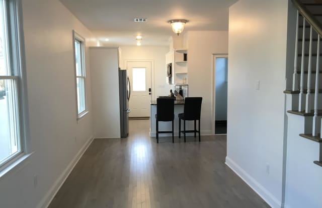 1302 Washington Avenue Gallery 4
