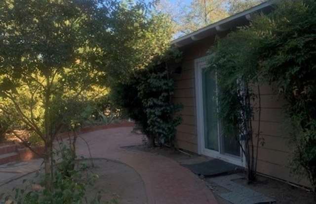 Charming Alpine FULLY Furnished Studio with fenced in yard photos photos