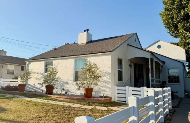 Front unit of a Duplex with Private yard and Nicely Remodeled Gallery 4