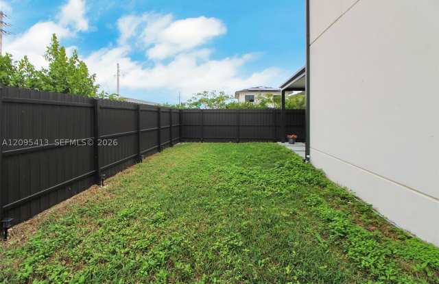320 NW 13th Ct Gallery 4
