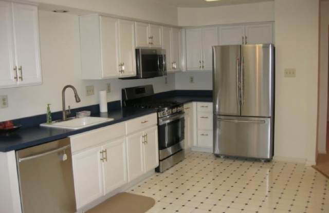 108 THOROUGHBRED Court Gallery 4