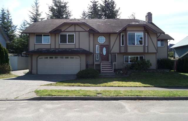 Fabulous 5 Bedroom Home in Great Renton Neighborhood - FOR RENT!! - 426 Ferndale Avenue Northeast, Renton, WA 98056