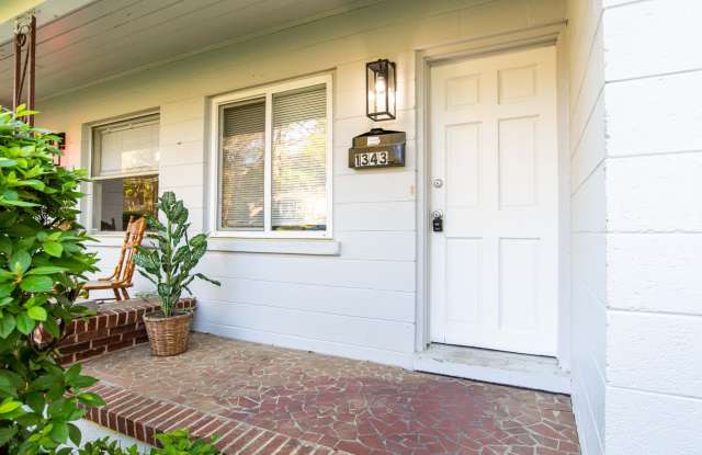 2 Bedroom / 1 Full Bath - Gallery 4