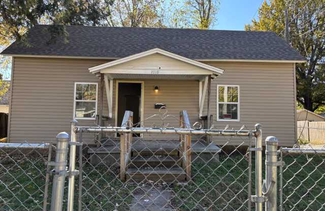 Fully Remodeled 2-Bedroom Home Near Grant Beach Park – Move-In Ready! (Ask about our special) - 1010 West Scott Street, Springfield, MO 65802