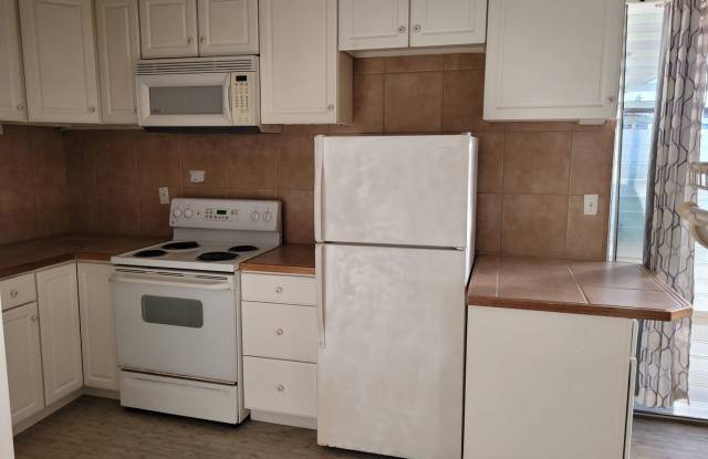 Great Location! Studio, 1 bath, 1 pkg w/Lanai. 300sqft unit . $1600 Gallery 3