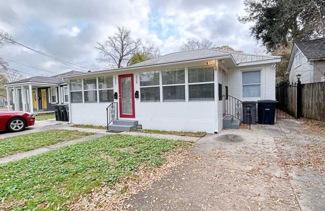 2 Bed, 2 Bath Mid City Home with Spacious Backyard Gallery 3