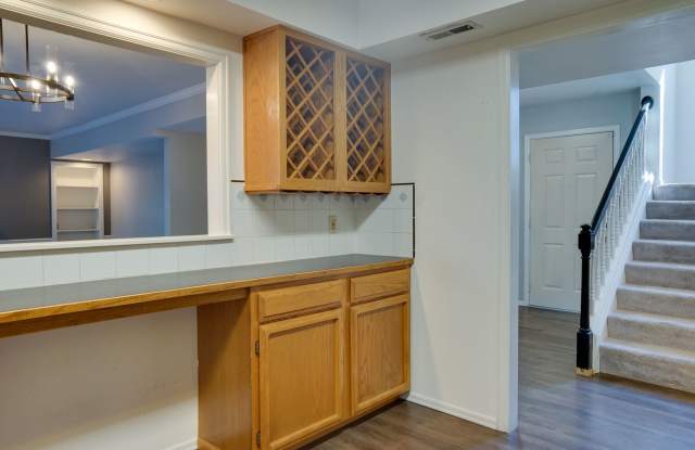 Desirable Eagle Lane Townhome Gallery 4