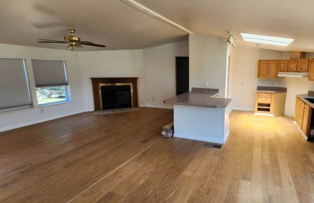 Charming 3 Bedroom + Den Home with Open Floor Plan, pet friendly,  garden area. photos photos
