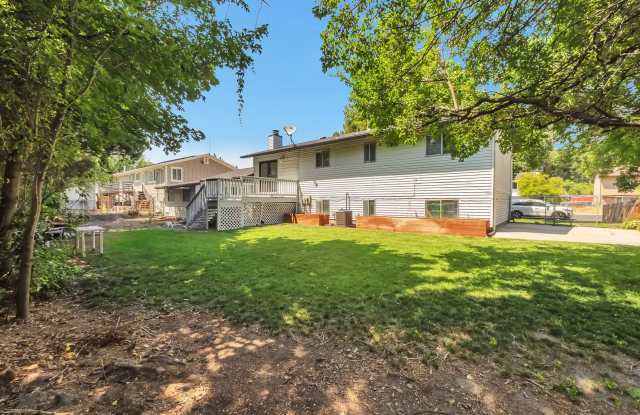 REALLY NICE!! Remodeled 6 bed w 2 car + RV pad Gallery 4