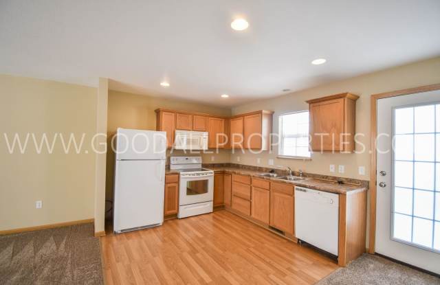 Spacious 2-Bedroom Urbandale Townhome with 2-Car Attached Garage Gallery 3