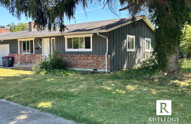 Charming 2 Bed/1 Bath Duplex with Garage – Unbeatable Downtown  Shopping Access! photos photos