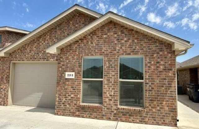 2110 N Avenue J unit: B - 2110 North Avenue J, Lubbock, TX 79403