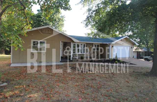 Charming 3-Bedroom Home in Branson – Great Location  Spacious Yard! photos photos