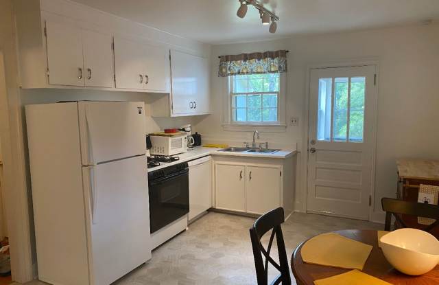 Charming Summerville Rental in a Convenient Location! Gallery 4