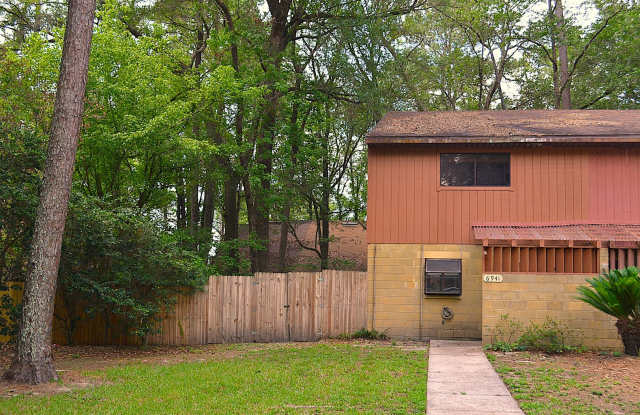 Charming 2BR/2.5BA End Unit Townhome with Fenced Backyard in Greenleaf – Pets Welcome! photos photos