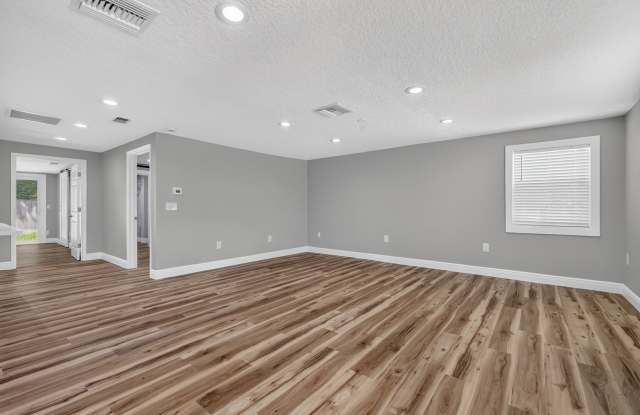 Beautifully Updated 2BR/2BA Duplex in Sorrento Gallery 4
