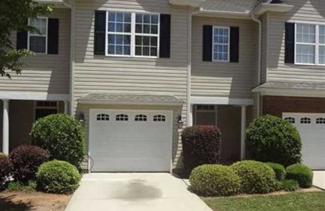 Spacious 3/2.5 Located Near Downtown Greenville! photos photos