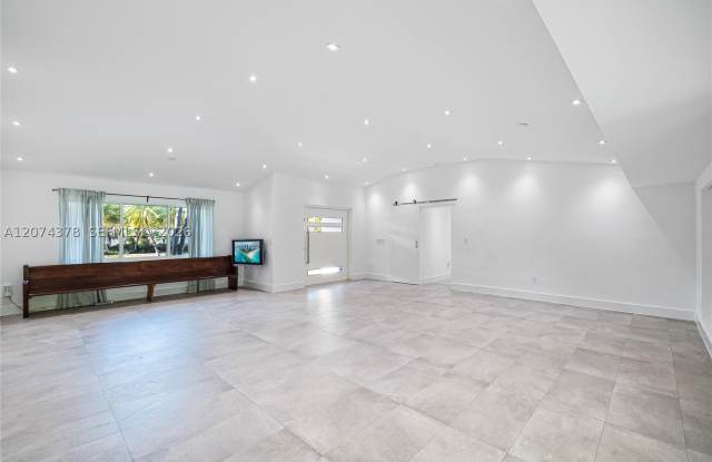 5801 SW 44th Ter Gallery 4