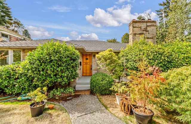 2 Bedroom 2 Bathroom + Den Magnolia House! Gallery 3