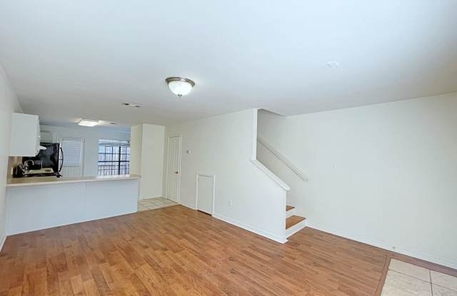 2 Bedroom Townhouse off Perkins in Gated community - 2293 Hollydale Avenue, Baton Rouge, LA 70808