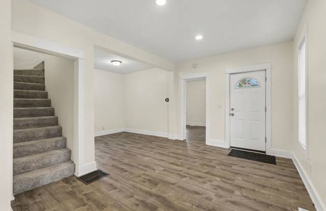 910 Douglas St NW Gallery 4