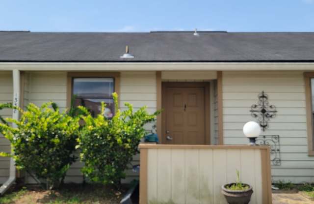 $1150 - 2/2 - Jefferson Square has received a new fresh look. photos photos