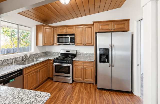 Spacious 4BD/2BA on Baja (Lease out, pending signatures. Check back in a few days!) Gallery 3
