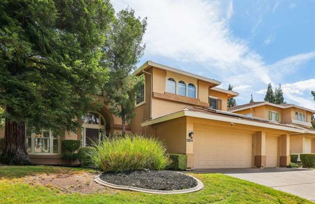 Spacious 4-Bedroom, 3-Bathroom Home with Private Pool in Roseville Gallery 4