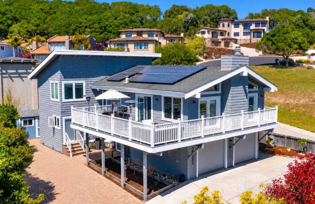 Stunning Remodeled Seascape Beach House with Ocean Views Gallery 1