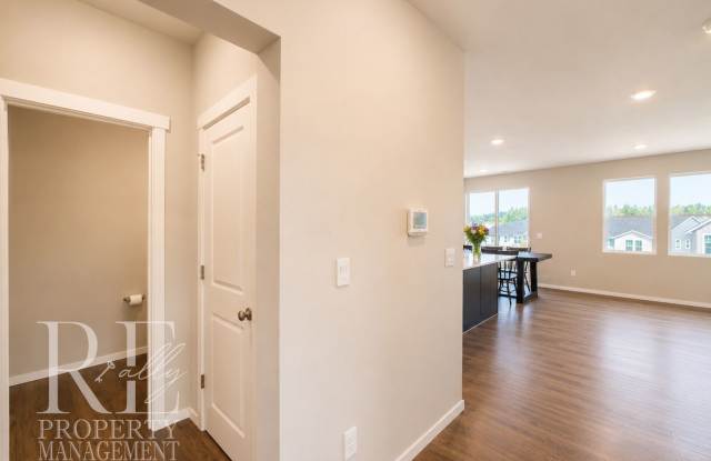 Bremerton Townhome with Mountain Views, 2-Car Garage & Light-Filled Living Gallery 4
