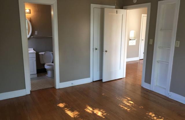 Half Off the First Month’s Rent———-1 bed 1 bath - Near Plaza District! Gallery 4