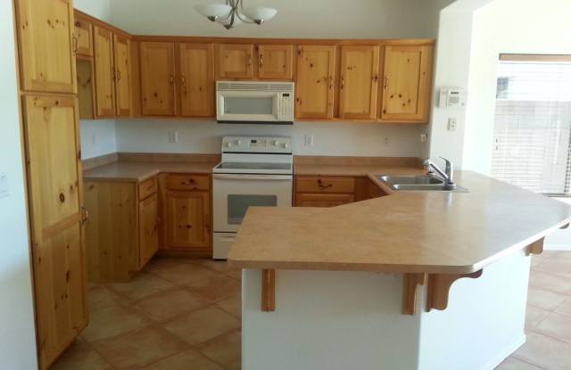4 BEDROOM 2 BATH POOL HOME Gallery 4